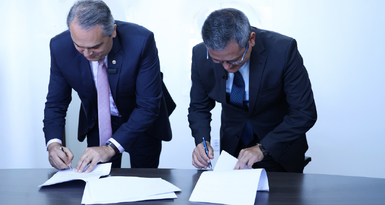 Imagem do PGJ assinando acordo 