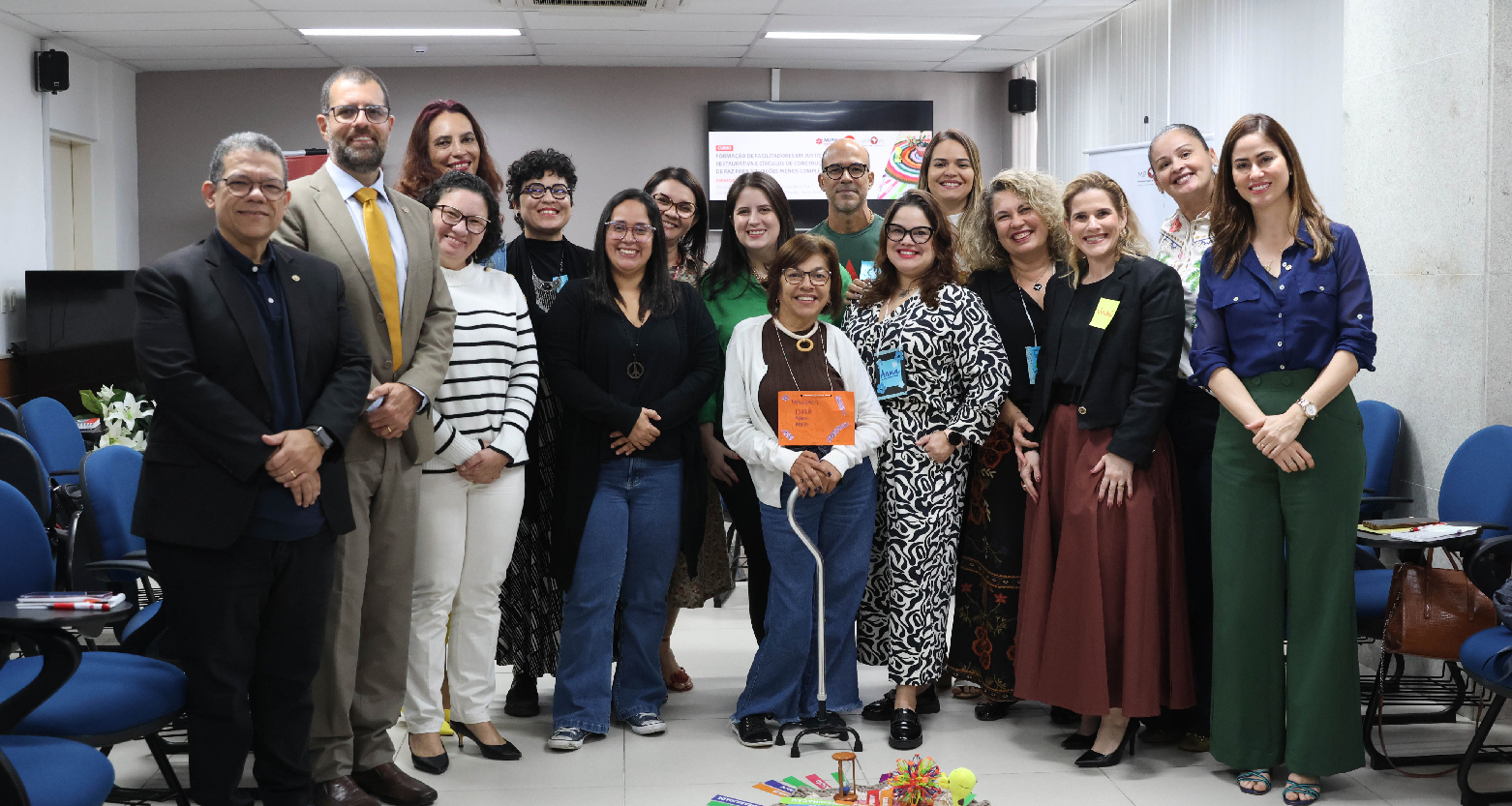 Fotografia dos participantes do curso posando lado a lado