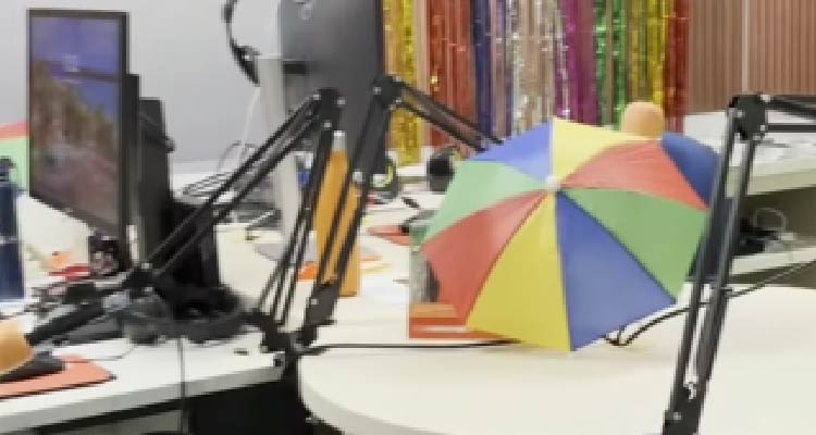 Fotografia de bancada com equipamentos de rádio e decoração de carnaval