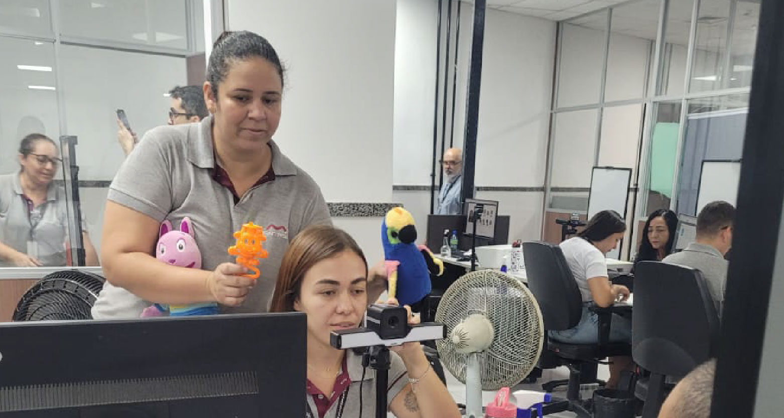 Fotografia de atendentes do Expresso Cidadão resolvendo problema de cidadão