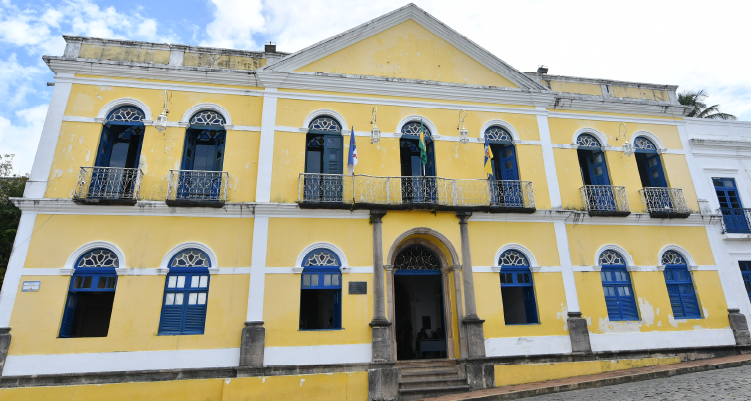 Fotografia da fachada da frente do prédio da Prefeitura de Olinda