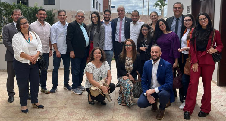 Participantes do evento posam para fotografia juntos
