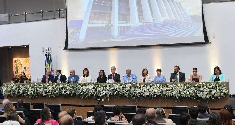 Foto geral do evento com foco na mesa de honra