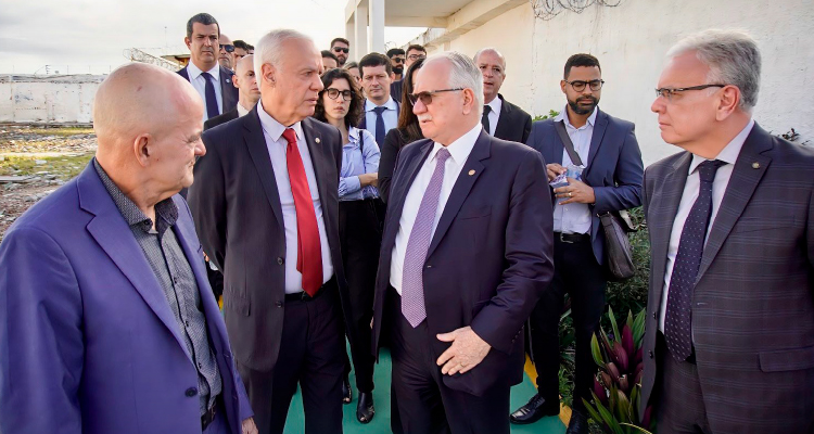 Fotografia de participantes inspecionando o presídio