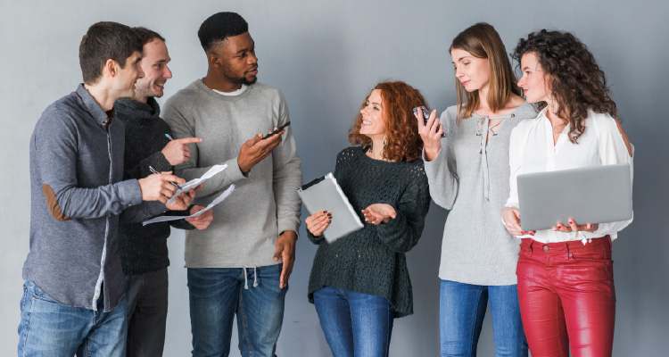Fotografia de pessoas em pé e juntas 