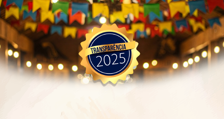 Fundo da imagem mostra bandeirolas de são João penduradas no texto e uma faixa de luzes. Ao centro da imagem, um selo azul e dourado com a inscrição Transparência 2025