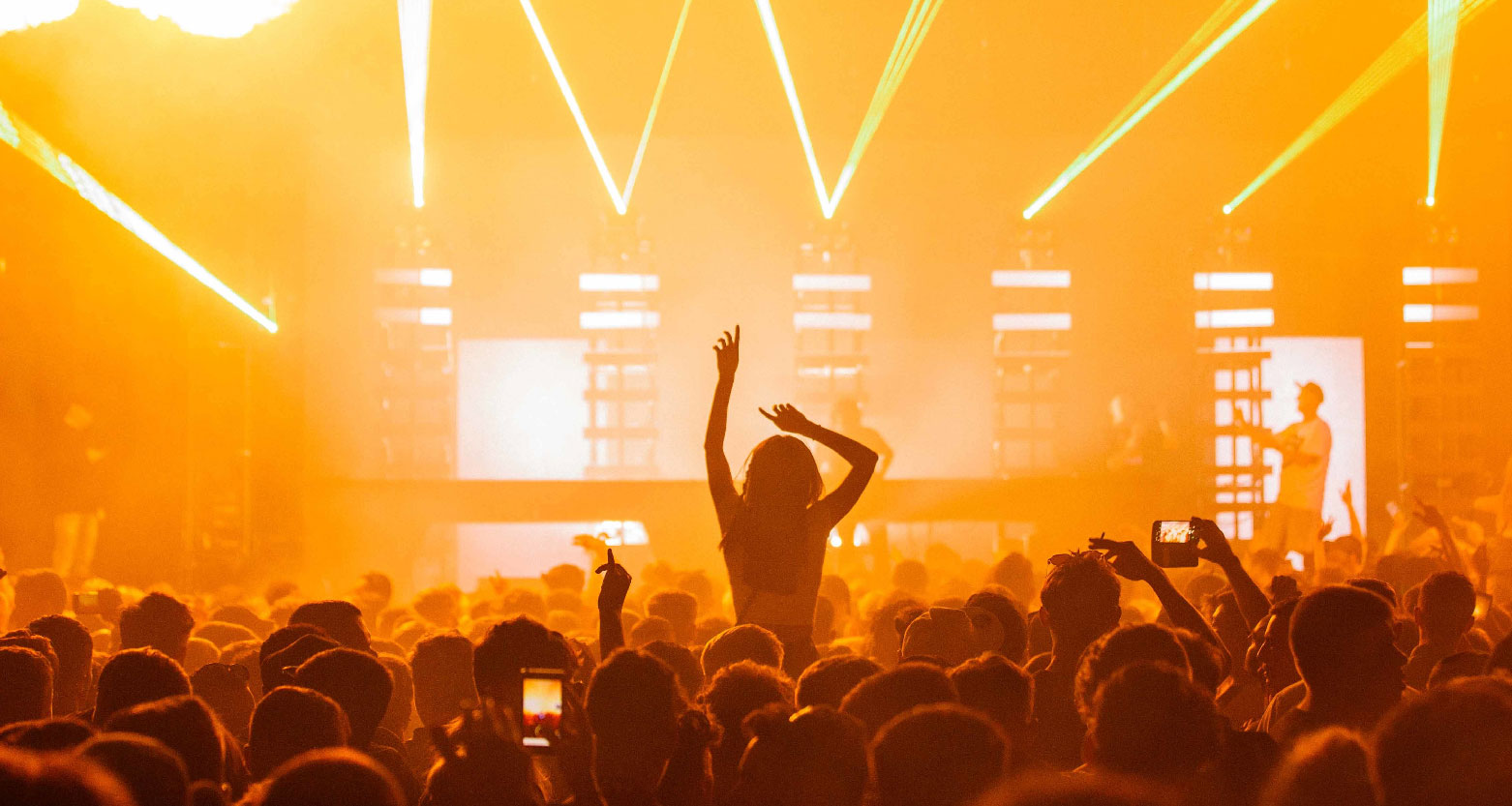 Fotografia de pessoas diante de palco festejando