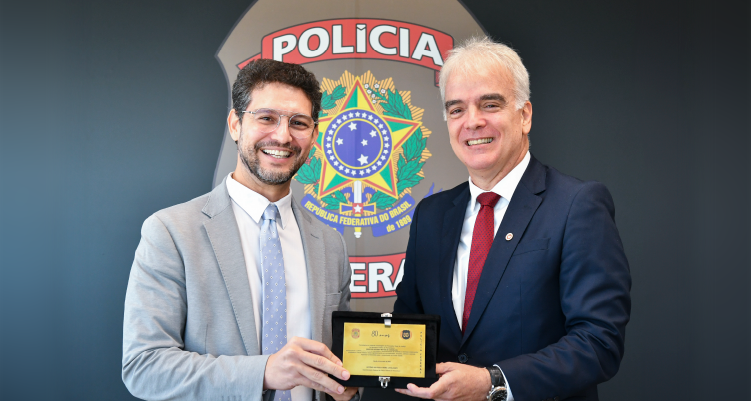 PGJ posa pra foto segurando a placa da homenagem