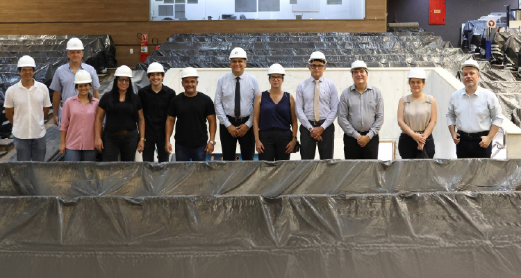 Fotografia de equipe da inspeção em meio a obras de reforma