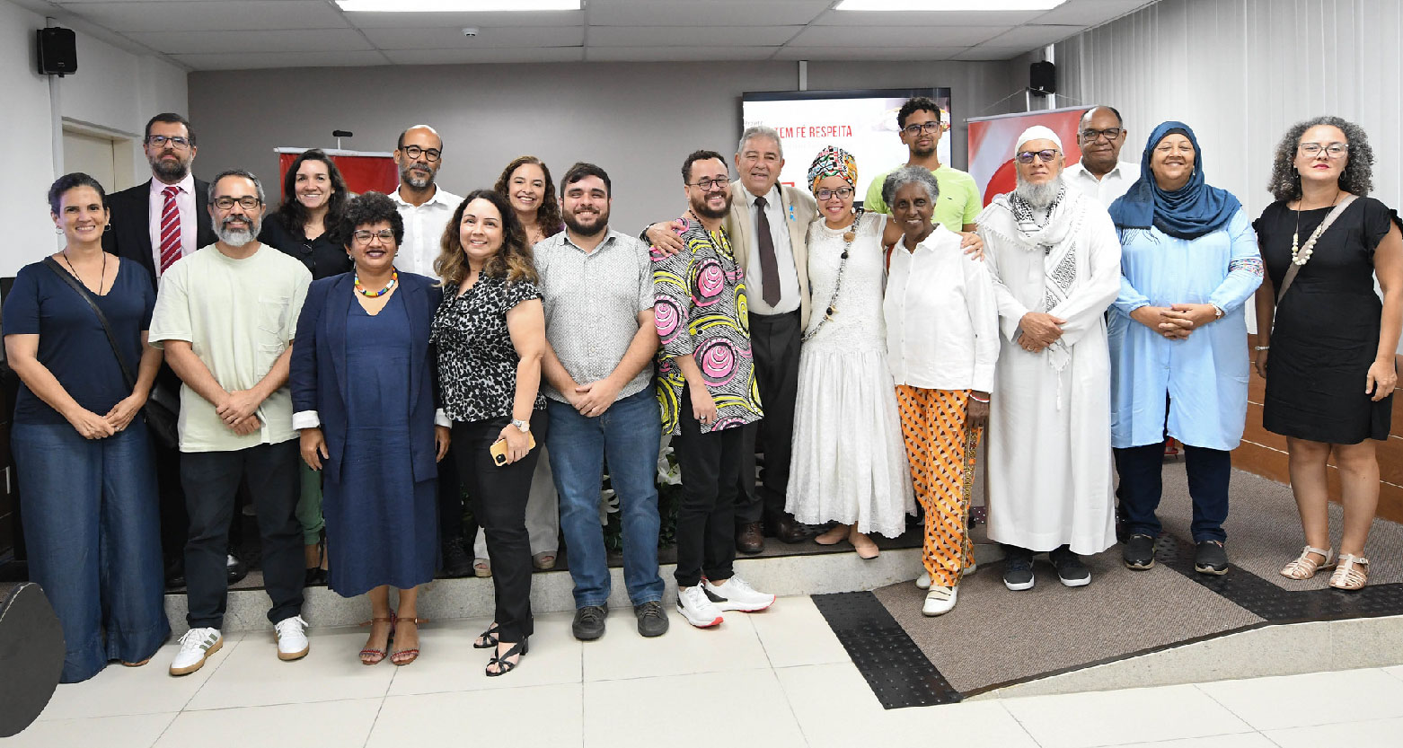 Participantes do evento posam para fotos juntos