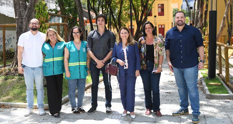 Fotografia de equipe que vistoriou em frente ao casarão restaurado