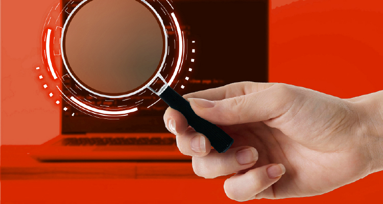 Imagem de pessoa investigando site com uma lupa