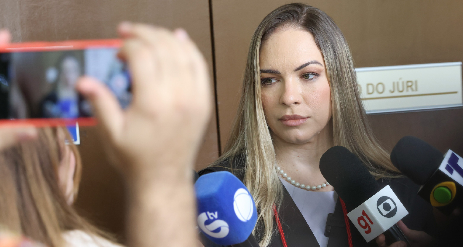 Fotografia da Promotora de Justiça dando entrevista para imprensa