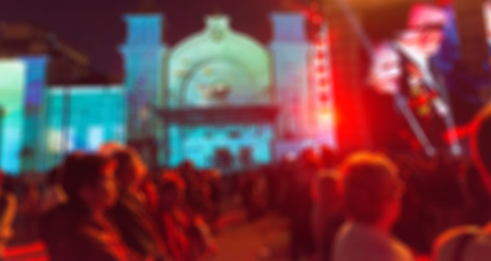 Fotografia de público e festa diante da igreja