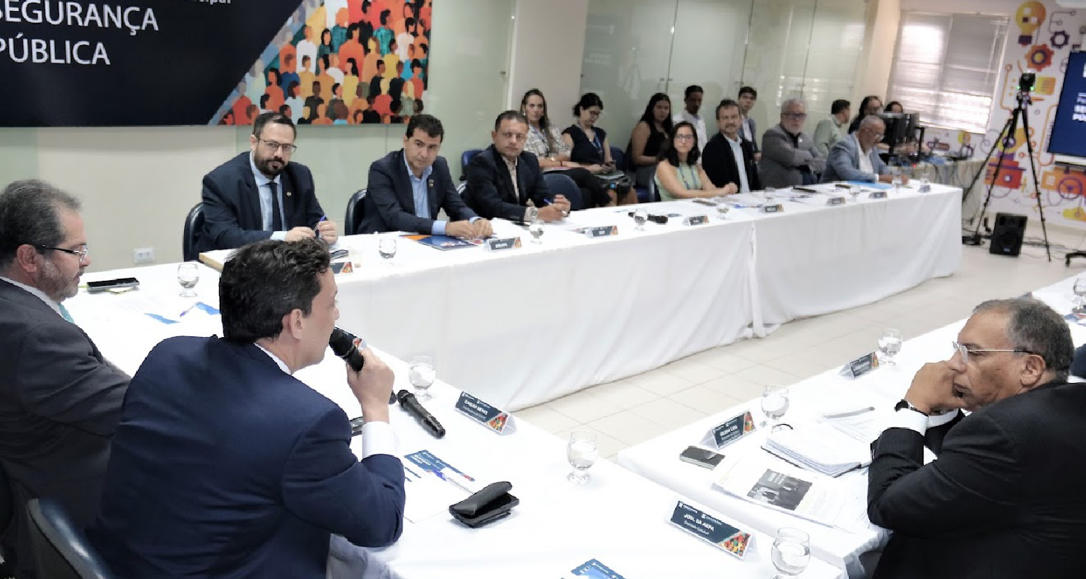 Fotografia de participantes em volta da mesa do evento