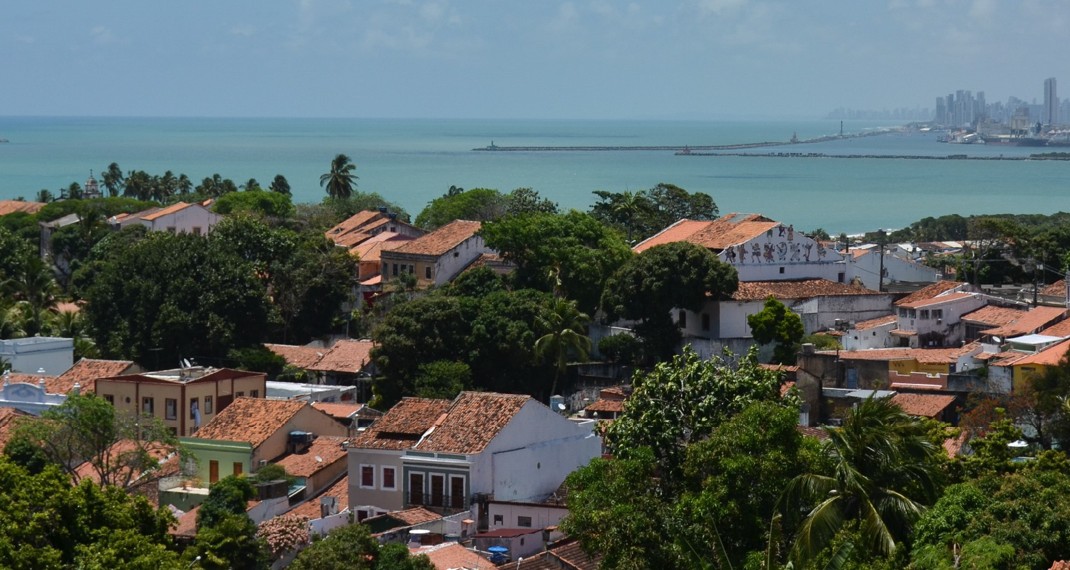 Fotografia do casario de Olinda visto do alto com mar ao fundo