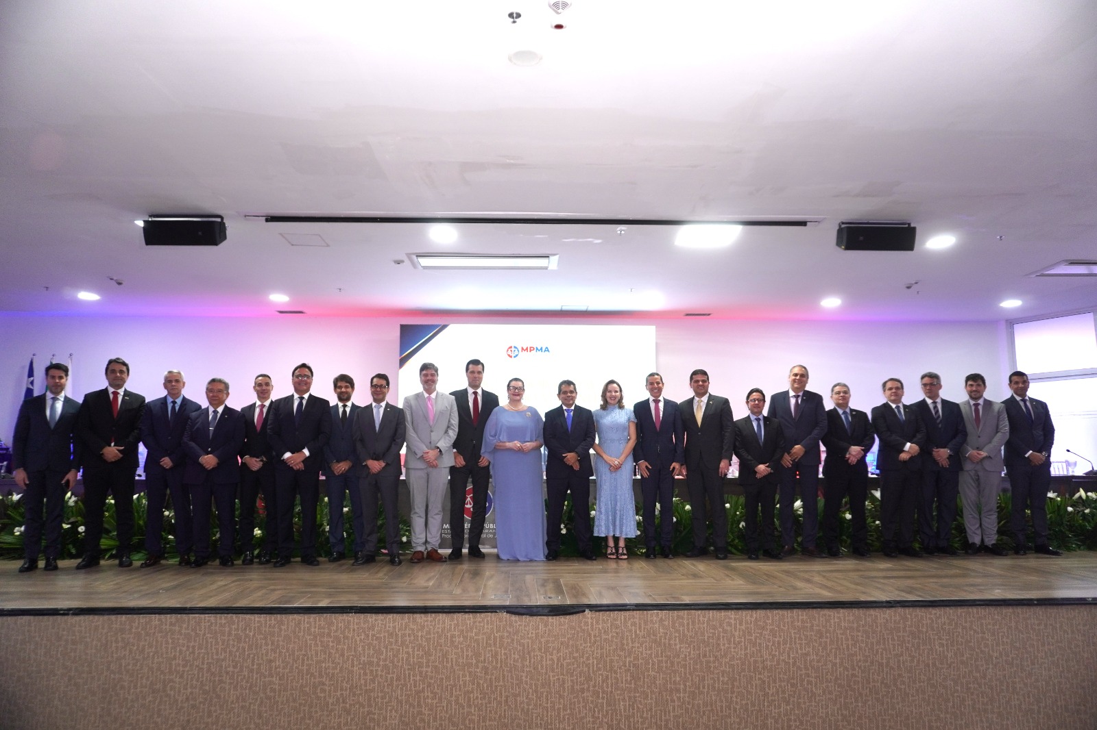 Imagem dos membros do MP que participaram do evento posando em pé e lado a lado